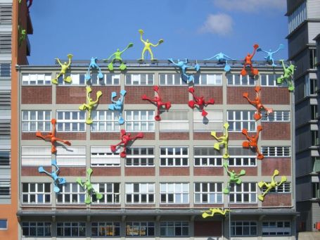 Düsseldorf : Medienhafen, das Roggendorf-Haus ein ehemaliges Speichergebäude mit der Installation "Flossis" an der Fassade